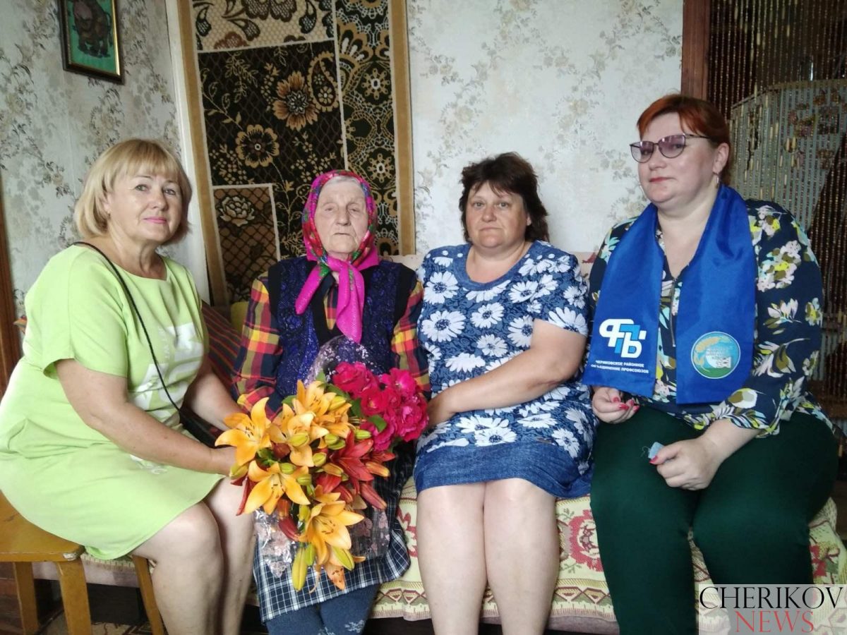 С 95-летием Надежду Николаевну Немцову поздравила председатель райкома профсоюза работников АПК