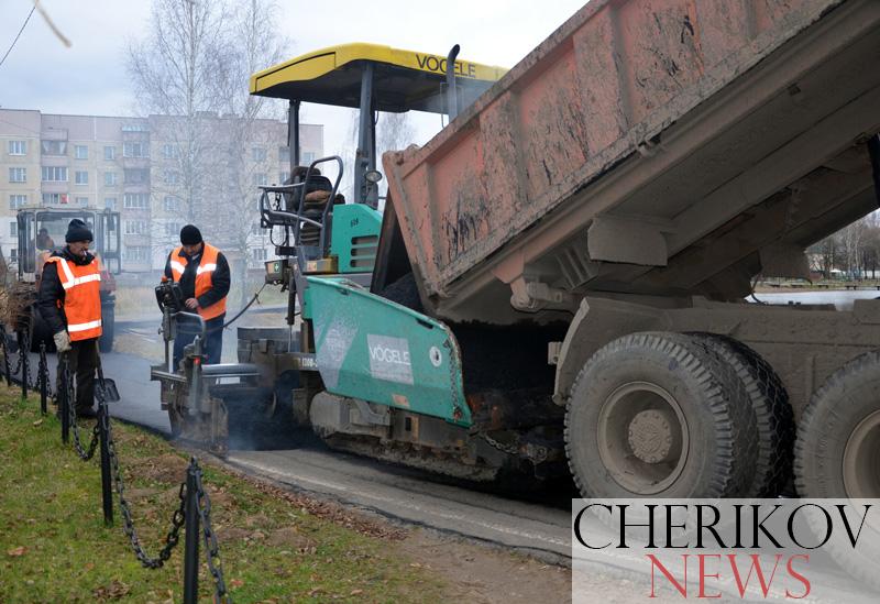 В Черикове обновили дорожку вокруг городского озера