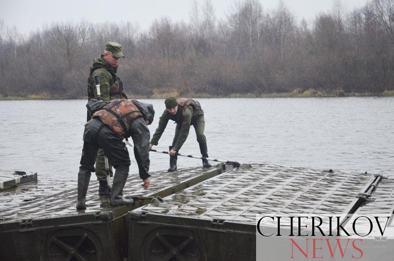 В Черикове понтонно-мостовая бригада разворачивает понтонный мост через Сож