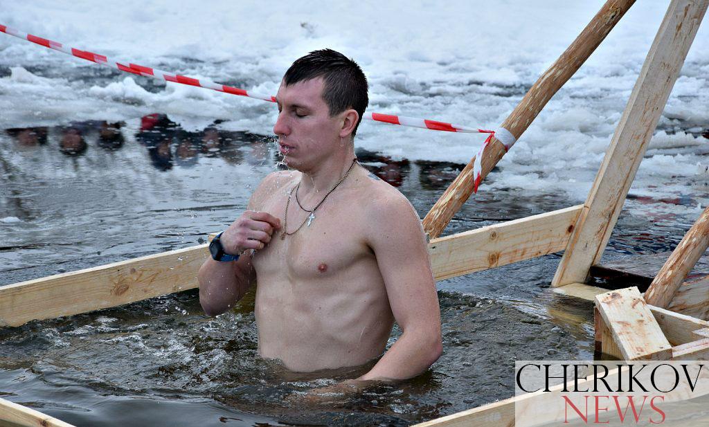 «Без подготовки не стоит». Узнали у врача о плюсах и опасностях крещенского купания