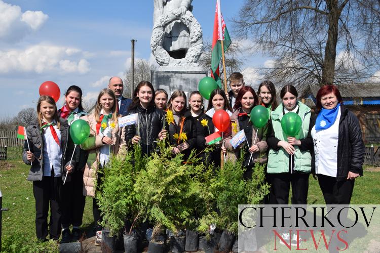 В агрогородке Лобановка возле памятного знака была заложена аллея «Мира и созидания»