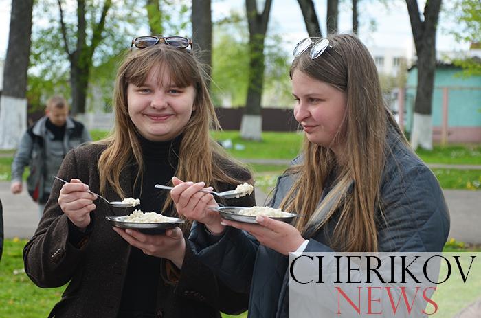 Работающая молодёжь Чериковского района приняла участие в трудовой акции в честь Дня Победы