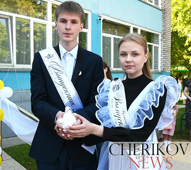 Во взрослую жизнь: последний звонок прозвенел в средней школе № 2 города Черикова