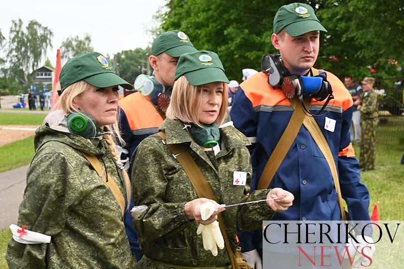 Боевое развертывание, ликвидация условного пожара, оказание первой медицинской помощи «пострадавшим». В Черикове прошли районные соревнования среди санитарных и добровольных пожарных дружин