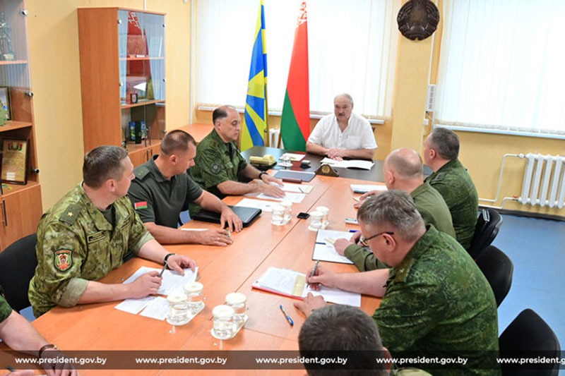 «Мы не собираемся воевать!» Подробности посещения Лукашенко южной границы и совещания с военными и силовиками