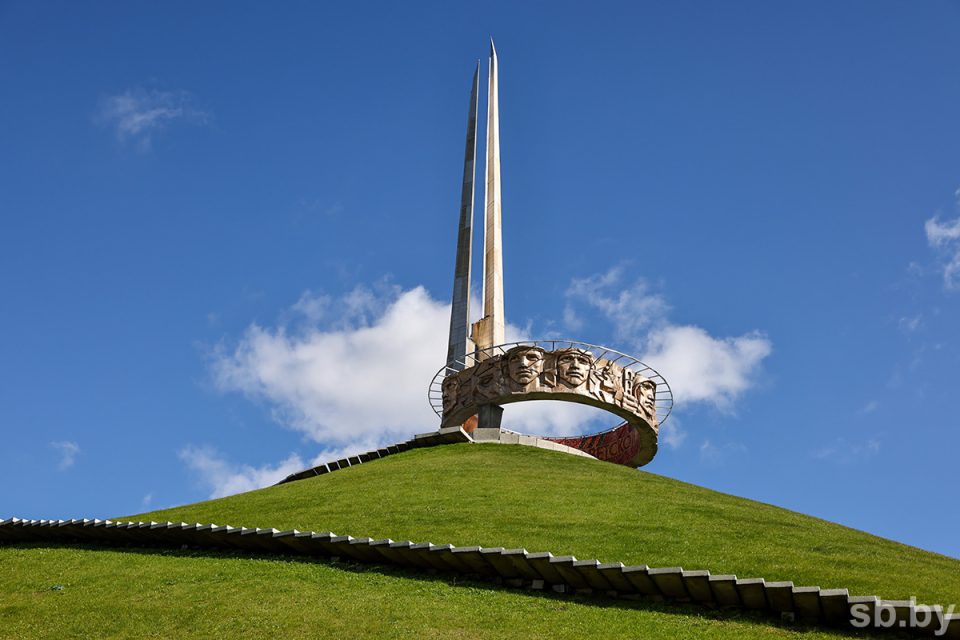 Ровно 55 лет назад в Беларуси были торжественно открыты мемориальные комплексы «Курган Славы» и «Хатынь»